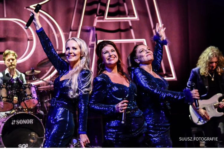 Monique-van-der-ster-Vocals-backing-vocals-live-02